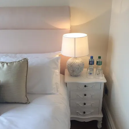 לינה וארוחת בוקר St Columbs House 5*