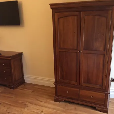 לינה וארוחת בוקר St Columbs House