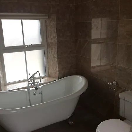 לינה וארוחת בוקר St Columbs House